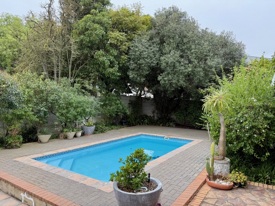 4 Bedroom Property for Sale in Bergzicht Western Cape